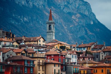 Akşam manzaralı Bellagio ve Varenna Como su gölü İtalya mavi gökyüzü dağı