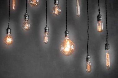 Edison lambası çatı katında, beton duvarın arka planında.