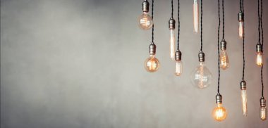 Edison lambası çatı katında, beton duvarın arka planında.