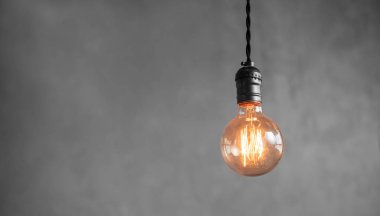 Çatı katındaki duvarın arka planında Edison retro lamba parlak ampulleri. Konsept Vintage tarzı. Boşluğu kopyala