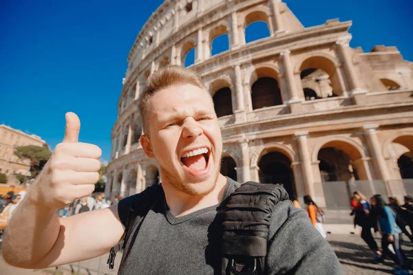 Χαρούμενος καυκάσιος τουρίστας με σακίδιο που παίρνει selfie φωτογραφία Κολοσσαίο στη Ρώμη, Ιταλία. Σχέδιο ταξιδιού — Φωτογραφία Αρχείου