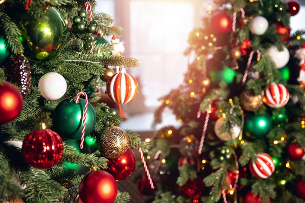 Árbol de Navidad decorado de color rojo y verde, primer plano de juguetes y decoración a rayas dulces — Foto de Stock