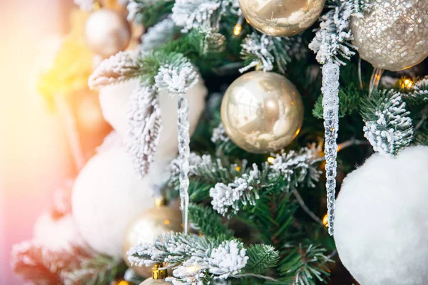 Árbol de Navidad decorado de color blanco y dorado, primer plano de juguetes y decoración —  Fotos de Stock