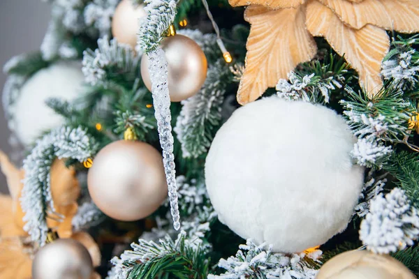 Fondo de Navidad en tonos claros y dorados, árbol de Año Nuevo decorado con bolas e iluminación artificial de nieve —  Fotos de Stock