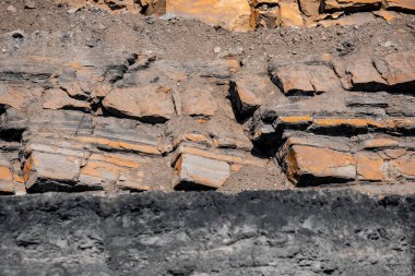Toprağın jeolojik bölümü, kömür ve kaya katmanları. Benimkini aşırı yükleme, antrasit açar. Koyu desen siyah renk