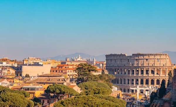 Panorama Řím Itálie, západ slunce město zřícenina Koloseum Roman Forum z náměstí Benátek — Stock fotografie