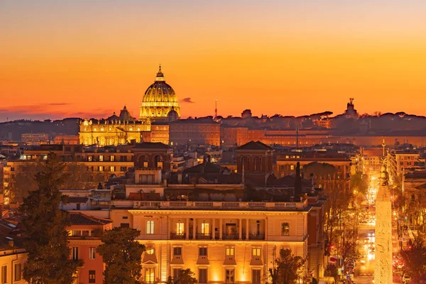 Pemandangan matahari terbenam kota Roma dari Castel Sant Angelo, Saint Peters Square di Vatikan — Stok Foto