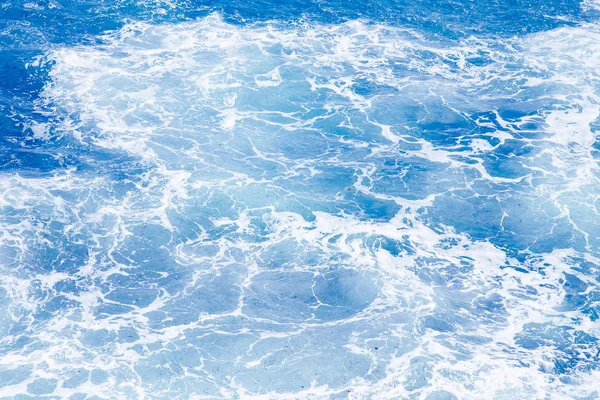 Doğal arka plan dalgalı mavi deniz, masmavi berrak su plajı — Stok fotoğraf