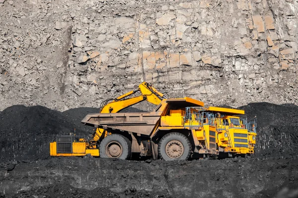Büyük sarı maden kamyonu. Antrasit yüklü. Açık kömür madeni taşıyor. — Stok fotoğraf