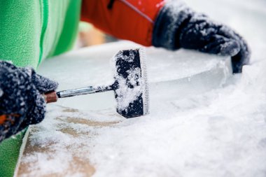 Buz heykeli, düğün oymacısı, keski, donmuş kış.