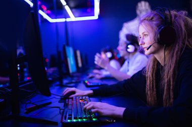 Profesyonel takım oyuncusu çevrimiçi oyunlarda turnuvaları kazanıyor.