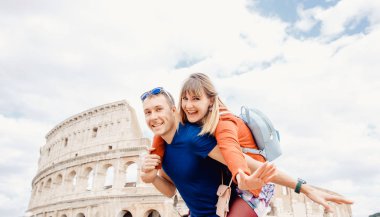 Seyahat eden çift, Roma şehrinde selfie çeken Colosseum fotoğrafı çekiyor. Avrupa konsepti İtalya yazı, insanlar gülümsüyor