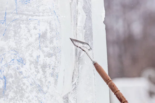 Ледяная скульптура резьба человека использовать зубила вырезанный зимой — стоковое фото