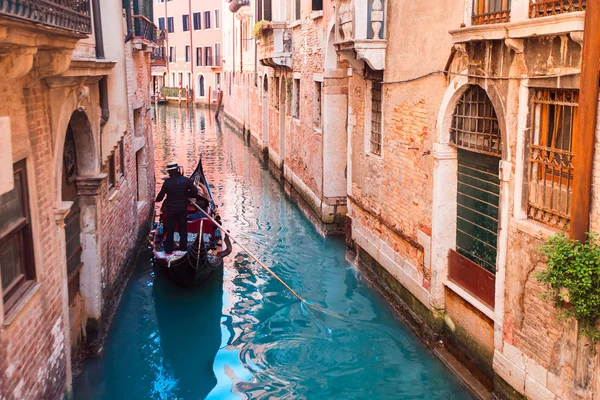 Gondolier provozuje turisty na gondoly Grand Canal Benátky v Itálii. — Stock fotografie