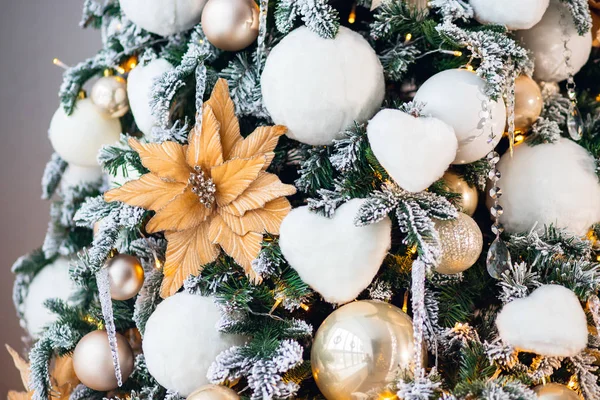 Fondo de Navidad en tonos claros y dorados, árbol de Año Nuevo decorado con bolas e iluminación artificial de nieve —  Fotos de Stock