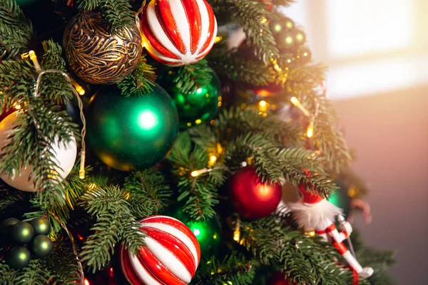 Dekorierte europäisch-amerikanische Weihnachtsbaum rot und grün, Nahaufnahme von Spielzeug und Dekor gestreifte Süßigkeiten — Stockfoto