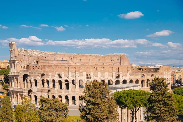 City panorama Rom, Italien Colosseum eller Colosseum antika ruiner bakgrund blå himmel stenvalv och solnedgång — Stockfoto