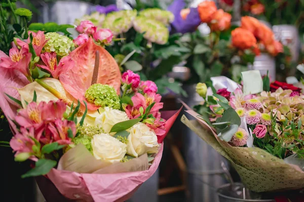 Kühlschrankaufbewahrung für bunte, helle Blumensträuße von Rosen, Chrysanthemen, Eukalyptus, Orchideen — Stockfoto