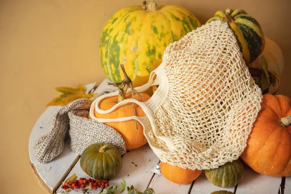 Shopper Bag umweltfreundlich für Einkauf und Produkte, gelber Hintergrund — Stockfoto