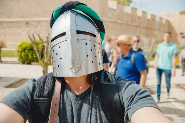 Selfie foto av man bär riddare hjälm med rustning Viking festival, Malta — Stockfoto