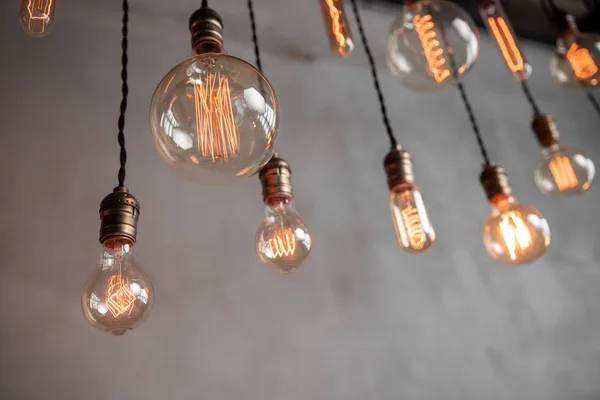 Edison retro lamp gloeilampen op grijze gips muur achtergrond op zolder. Concept Vintage stijl. Kopieerruimte — Stockfoto