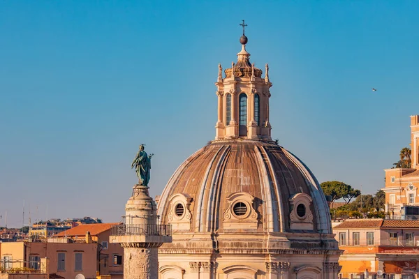 Rome luchtfoto uitzicht op het dak zonsondergang silhouet oude oude architectuur in Italië — Stockfoto