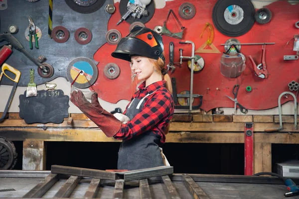 Retrato hermosa mujer soldador fondo industria fábrica lugar de trabajo — Foto de Stock