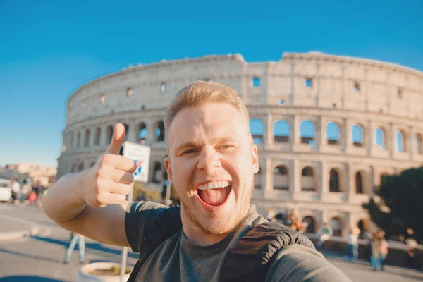 Glad ung man som gör selfie framför Colosseum i Rom, Italien. Begreppsresa — Stockfoto