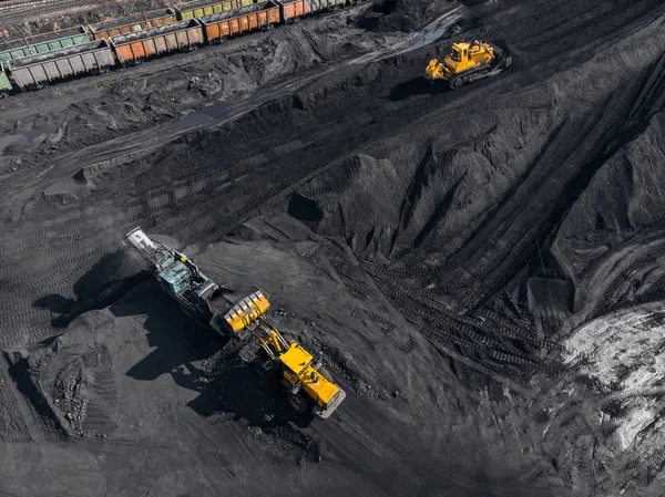 Mine à ciel ouvert, industrie extractive pour le charbon, drone aérien vue de dessus — Photo