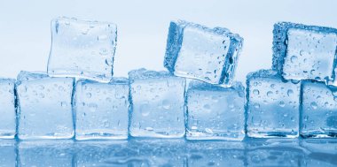 Buz küpleri kare mavi zemin üzerinde temiz su damlaları ile