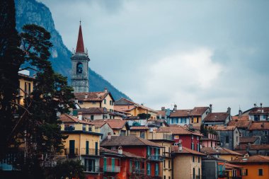 Akşam manzaralı Bellagio ve Varenna Como su gölü İtalya mavi gökyüzü dağı