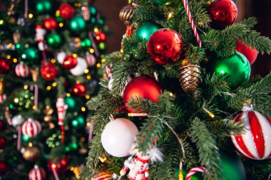 Süslü Noel ağacı kırmızı ve yeşil renk, oyuncakların yakın çekimi ve dekoru çizgili şeker