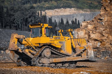 Kazı makinesi kömürü demir kovayla aynı seviyeye getiriyor. Gravyer, mayında patlamadan sonra yolu açıyor.