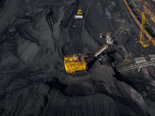 Mine à ciel ouvert, industrie extractive pour le charbon, drone aérien vue de dessus — Photo