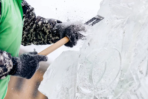 Ледяная скульптура резьба человека использовать зубила вырезанный зимой — стоковое фото