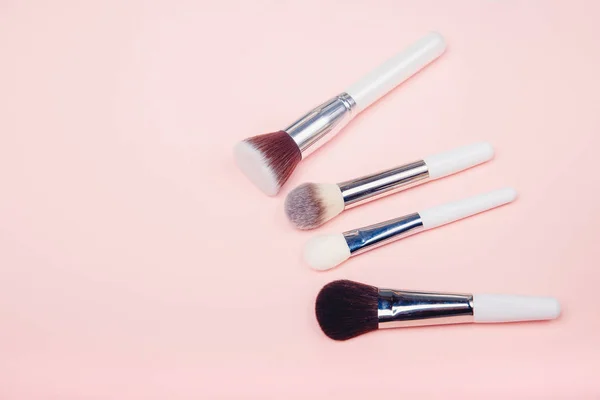 Set de pinceles de maquillaje kit sobre fondo rosa, espacio de copia —  Fotos de Stock