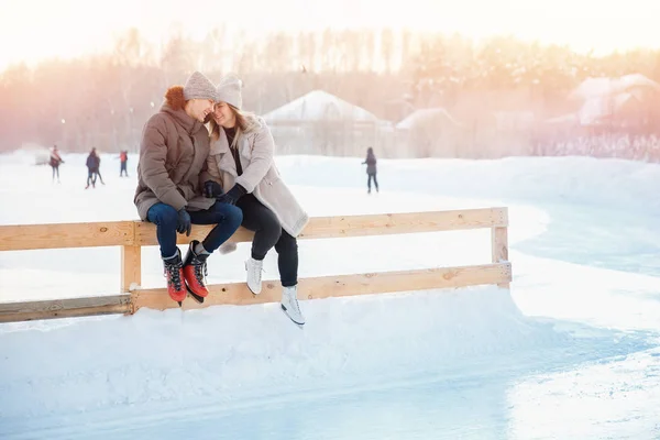 Patinaje sobre hielo pareja amante divertirse en nieve invierno vacaciones — Foto de Stock