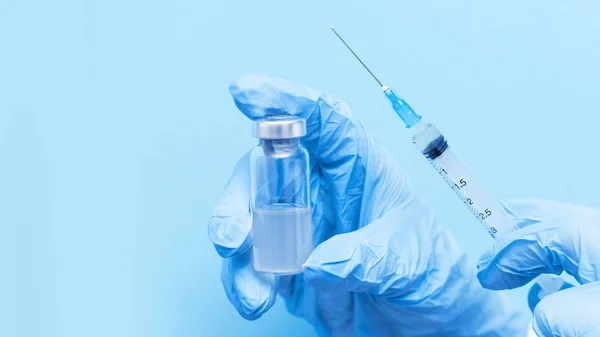 의사는 주사기와 백신 코로나 바이러스를 쥐고 있습니다. 사람들을 위한 중국의 질병 주사 — 스톡 사진