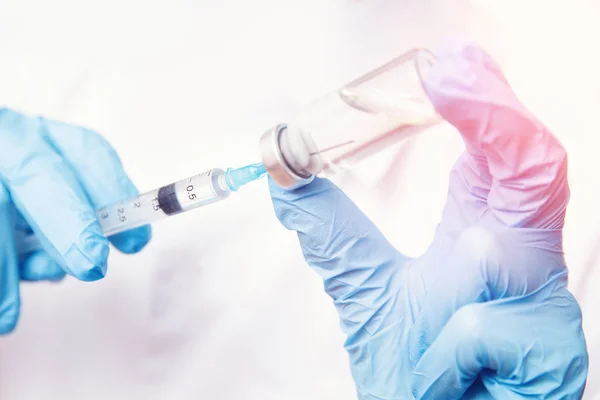 Doktor drží injekční stříkačku a virus korony vakcíny. Injekce onemocnění Čína pro lidi koncept — Stock fotografie