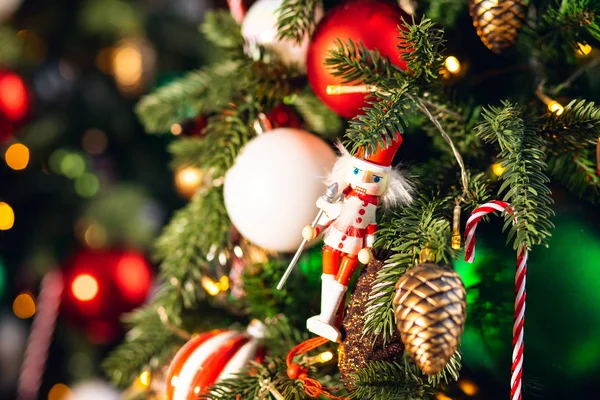 装飾されたヨーロッパ系アメリカ人のクリスマスツリー赤と緑の色、おもちゃや装飾ストライプキャンディーのクローズアップ ストック画像