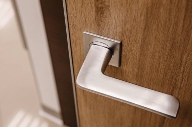 Modern iç mekan için metal kapı kolu.