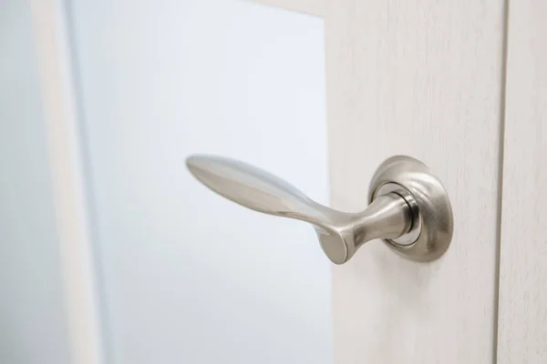 Metalowe klamki do drzwi na nowoczesnym wnętrzu — Zdjęcie stockowe