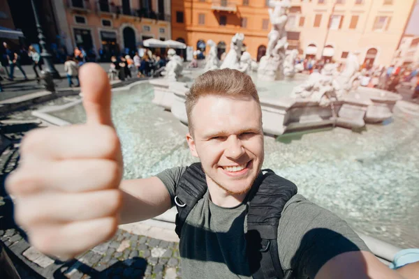 Happy man tourist taking selfie photo on background fountain Four rivers in Piazza Navona, Rome Italy — 스톡 사진