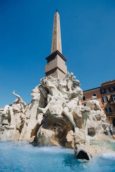 Fuente Cuatro ríos en Piazza Navona, Roma, Italia, Europa, cielo azul luz sol —  Fotos de Stock
