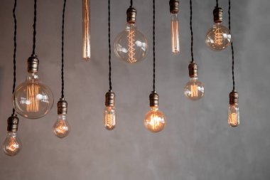 Çatı katındaki duvarın arka planında Edison retro lamba parlak ampulleri. Konsept Vintage tarzı. Boşluğu kopyala