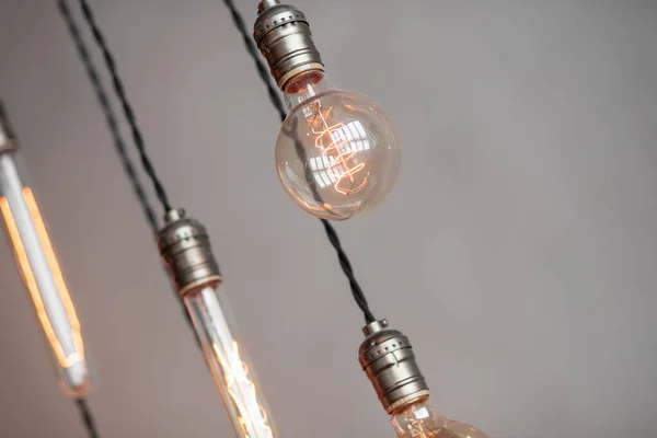 Lampa retro Edison żarówki na szarym tle ściany tynku w poddaszu. Koncepcja stylu vintage. Przestrzeń kopiowania — Zdjęcie stockowe