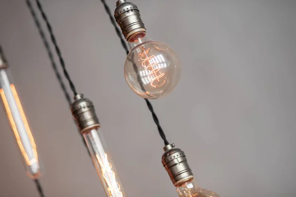 Edison retro lamp gloeilampen op grijze gips muur achtergrond op zolder. Concept Vintage stijl. Kopieerruimte — Stockfoto