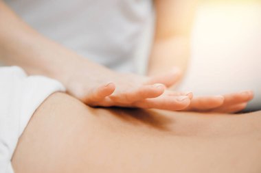 Yakın plan, profesyonel sırt masajı güzellik merkezi kızı.