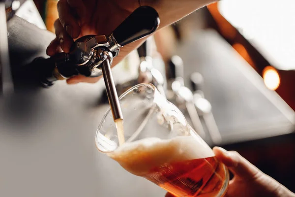 Light Draft cold beer pour in glass from crane in pub — Stock Photo, Image