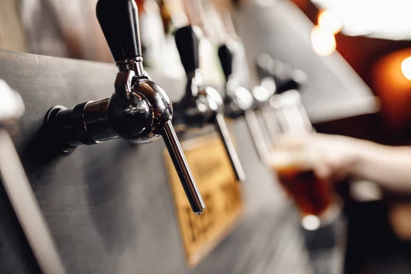 Light Draft birra fredda versare in vetro dalla gru in pub — Foto Stock